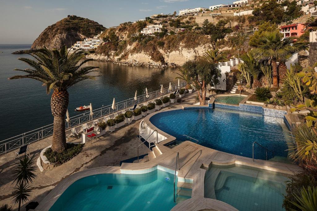 - une piscine avec vue sur l'océan dans l'établissement Apollon Club & Thermal Spa, à Ischia