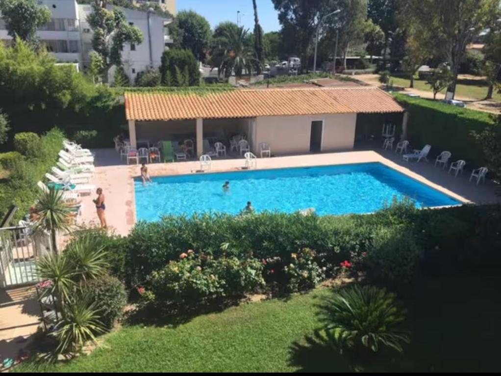 - une vue sur la piscine dans la cour dans l'établissement Studio 30m2 juan les pins, à Antibes