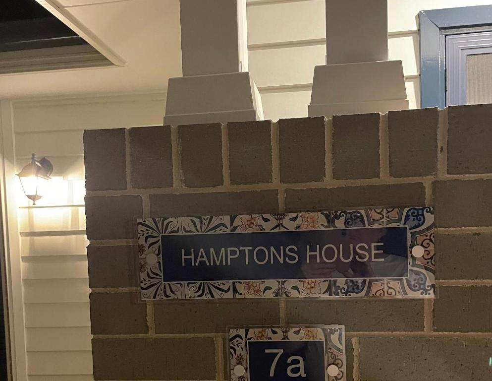 a street sign on the side of a brick wall at Hamptons House Mudgee -Lux Stays in Mudgee