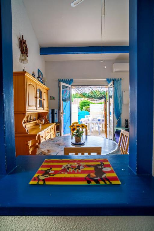 un salon avec une table et une salle à manger dans l'établissement La Marina, à Saint Cyprien Plage