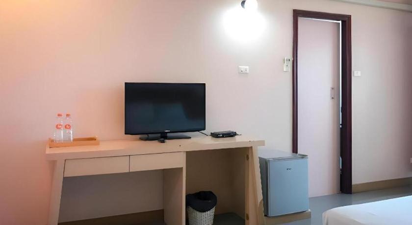 TV a/nebo společenská místnost v ubytování J Two S Pratunam Hotel