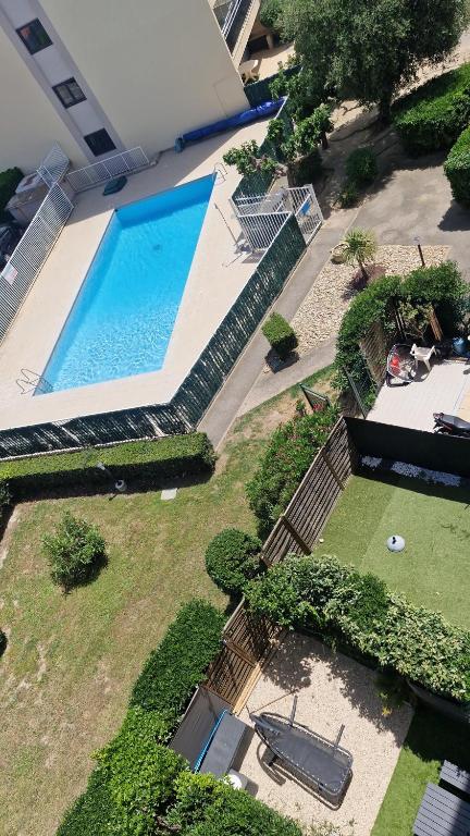 - une vue sur la piscine dans la cour dans l'établissement Grand Plongeon de la Piscine de notre Studio, à Canet