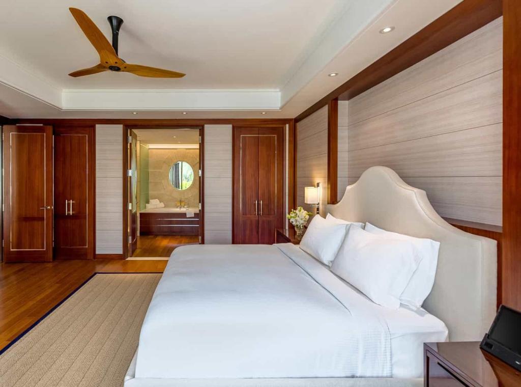 Postel nebo postele na pokoji v ubytování Hotel Grand Haven wood suites Delhi Airport
