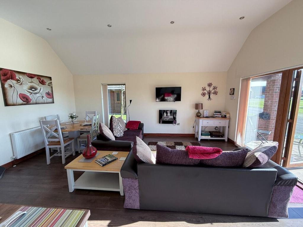 Μια τηλεόραση ή/και κέντρο ψυχαγωγίας στο Poppy Lodge-Tranquil-Fishing-Hot Tub-7m to Beach