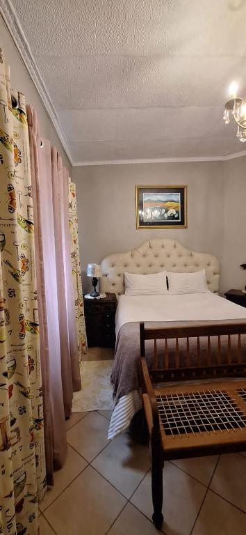 Letto o letti in una camera di Carlsruhe Private Game Reserve Cullinan