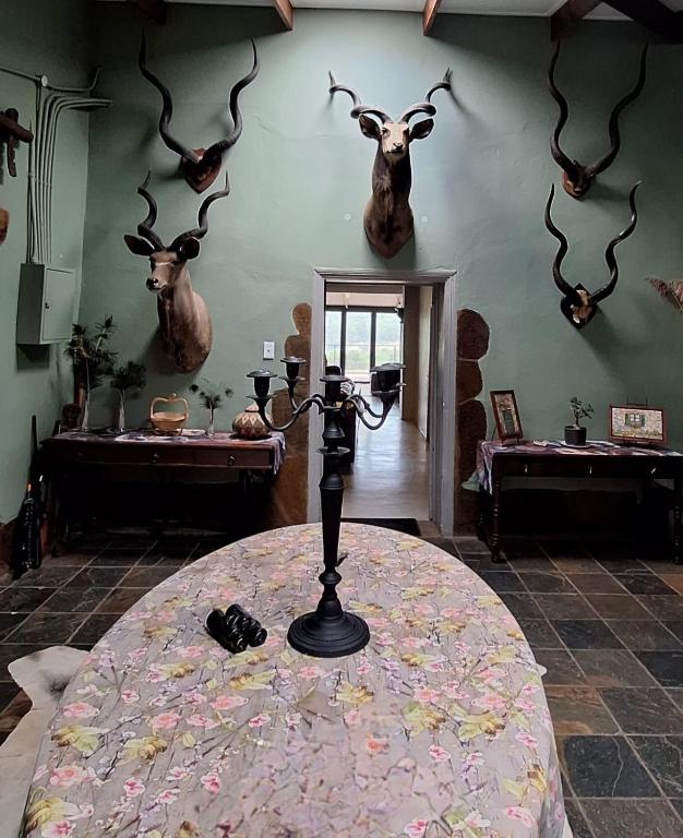 Letto o letti in una camera di Carlsruhe Private Game Reserve Cullinan