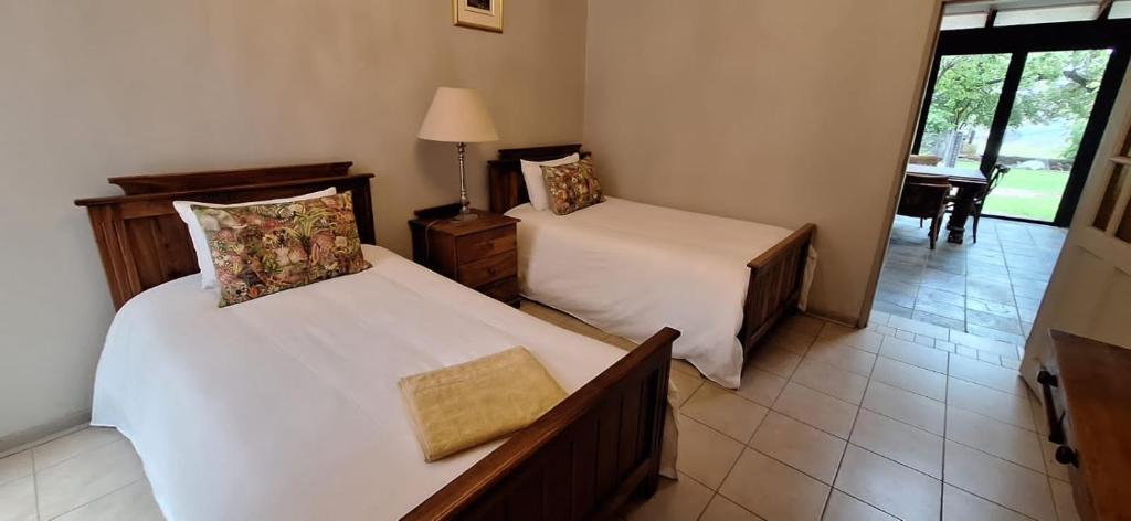 Letto o letti in una camera di Carlsruhe Private Game Reserve Cullinan