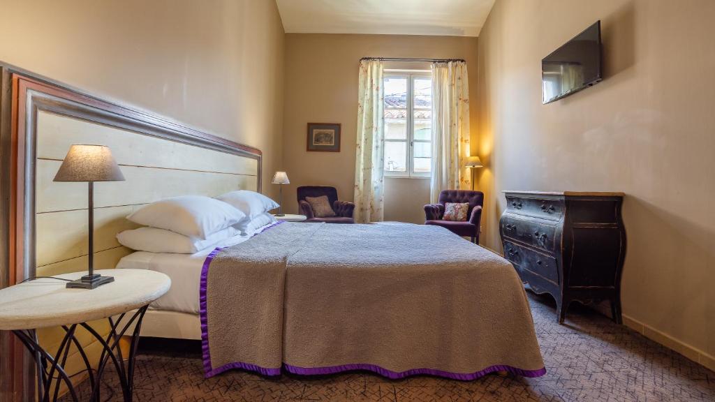 Postel nebo postele na pokoji v ubytování Hôtel Amphithéâtre