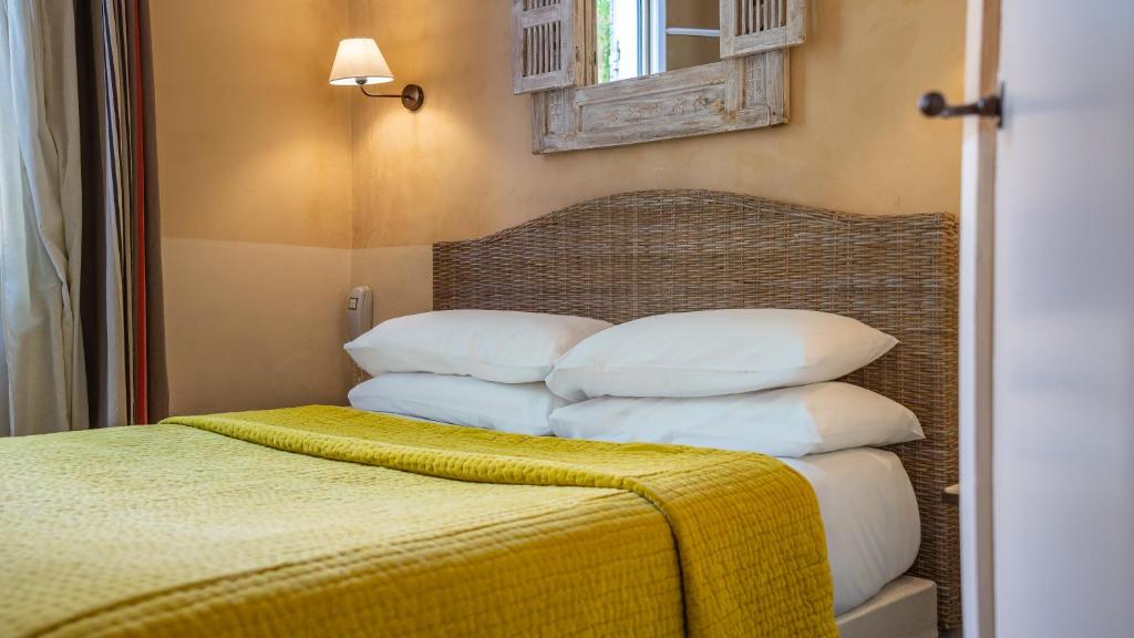 Postel nebo postele na pokoji v ubytování Hôtel Amphithéâtre