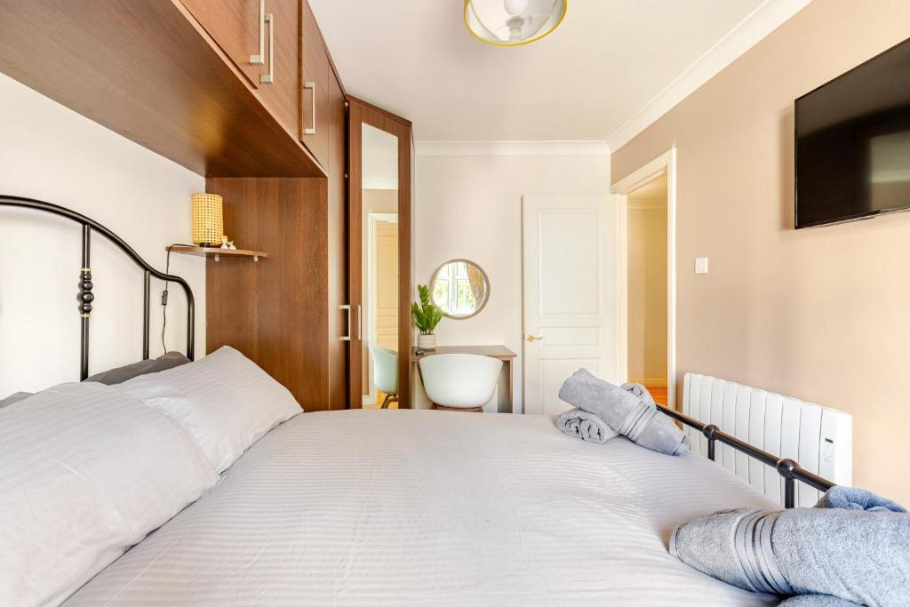 Postel nebo postele na pokoji v ubytování Modern Stylish Central Apt with free parking
