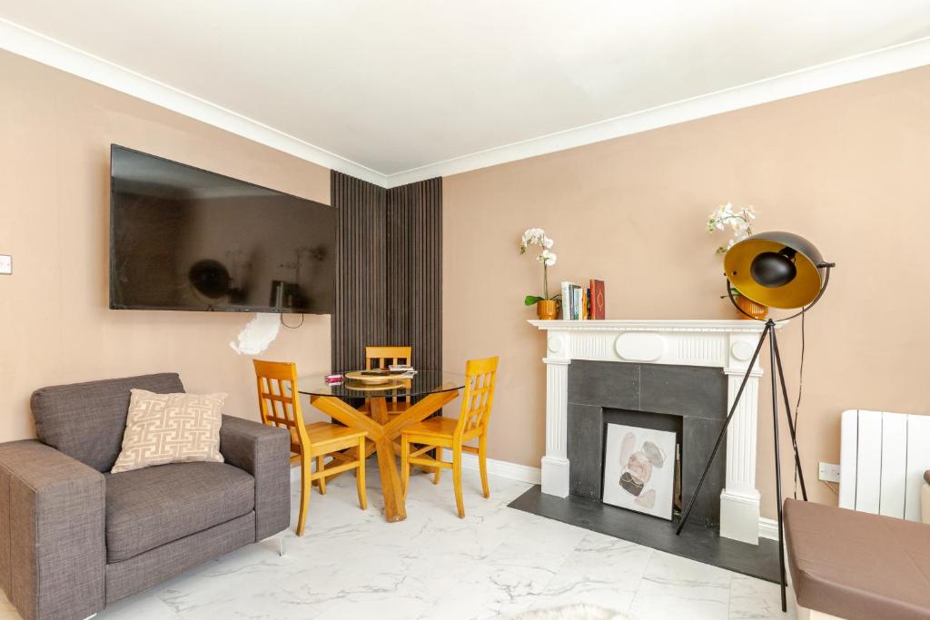Posezení v ubytování Modern Stylish Central Apt with free parking