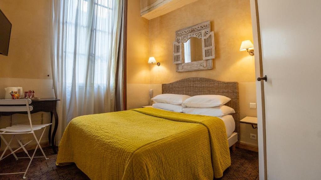 Postel nebo postele na pokoji v ubytování Hôtel Amphithéâtre