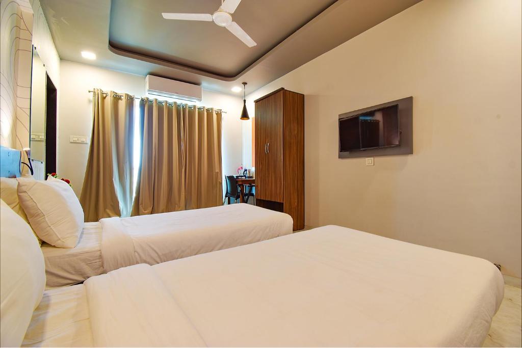 TV a/nebo společenská místnost v ubytování FabHotel Manomay Homes