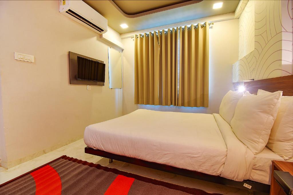 TV a/nebo společenská místnost v ubytování FabHotel Manomay Homes