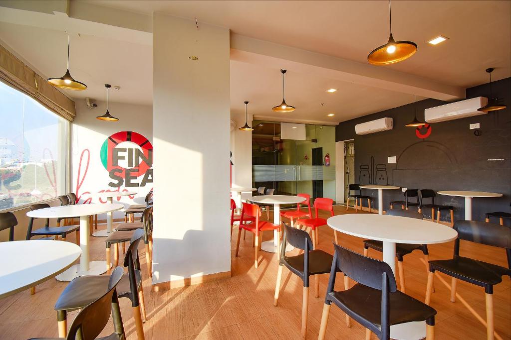 Restaurace v ubytování FabHotel Manomay Homes