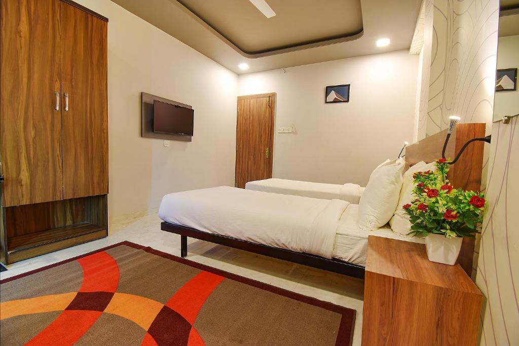 TV a/nebo společenská místnost v ubytování FabHotel Manomay Homes
