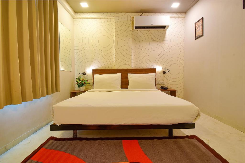 Postel nebo postele na pokoji v ubytování FabHotel Manomay Homes