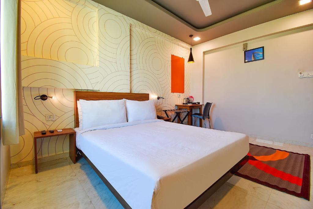 Postel nebo postele na pokoji v ubytování FabHotel Manomay Homes