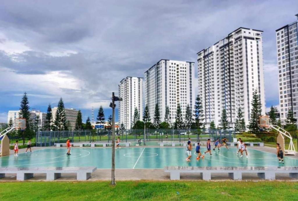 un groupe de personnes jouant sur un terrain de basket dans un parc dans l'établissement SMDC Wind Residences Tagaytay City, à Kaybagal