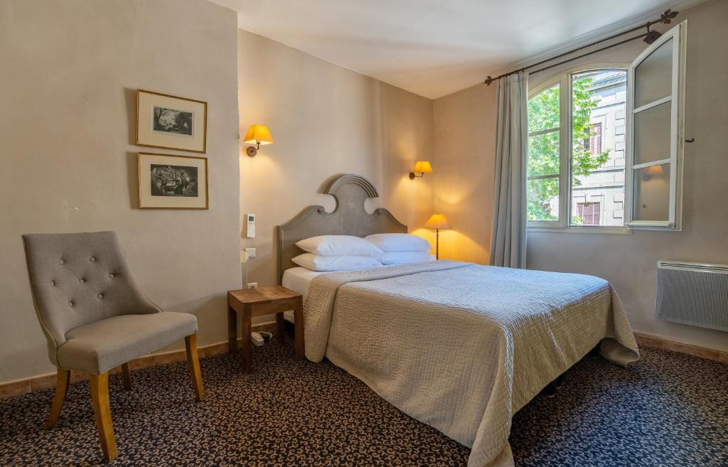 Postel nebo postele na pokoji v ubytování Hôtel Amphithéâtre