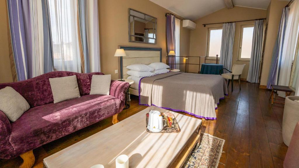 Postel nebo postele na pokoji v ubytování Hôtel Amphithéâtre