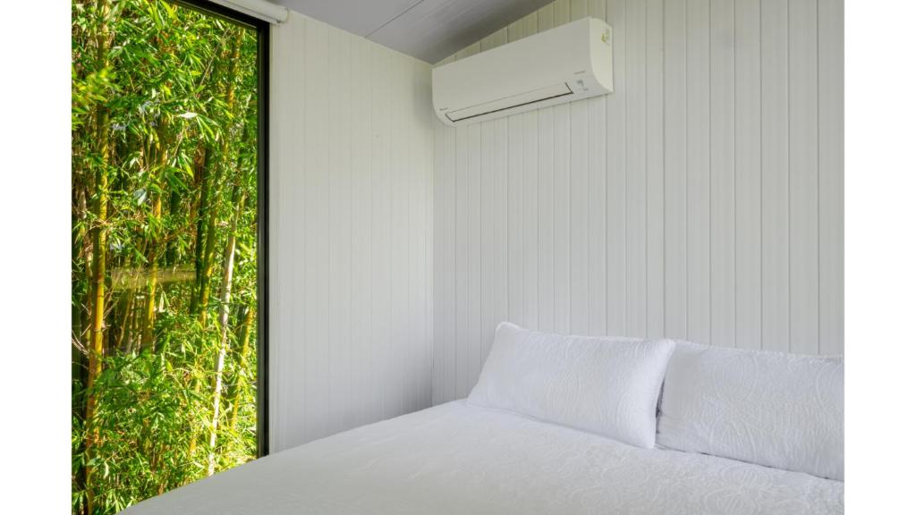 Postel nebo postele na pokoji v ubytování Breathe Inn by Tiny Away