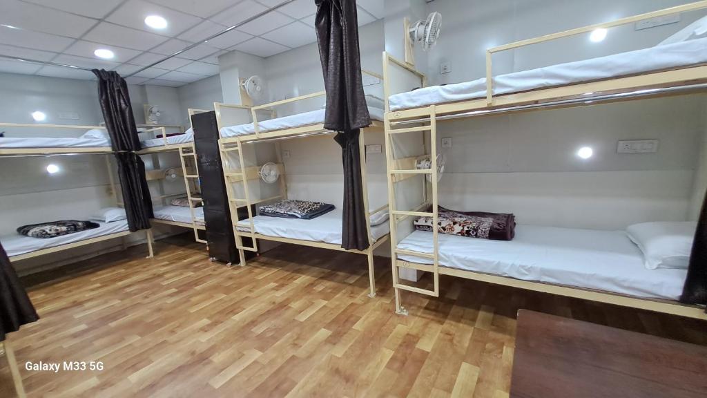 Postel nebo postele na pokoji v ubytování Maa Sheetala Dormitory