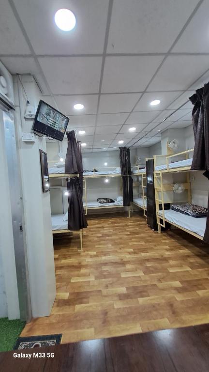 Postel nebo postele na pokoji v ubytování Maa Sheetala Dormitory