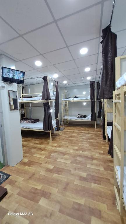 Postel nebo postele na pokoji v ubytování Maa Sheetala Dormitory