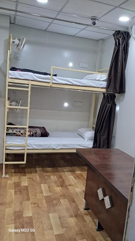 Postel nebo postele na pokoji v ubytování Maa Sheetala Dormitory