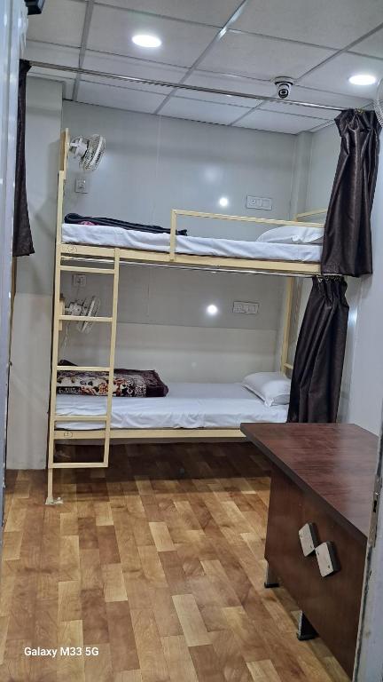 Postel nebo postele na pokoji v ubytování Maa Sheetala Dormitory
