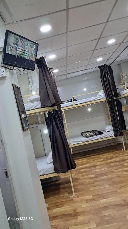 TV a/nebo společenská místnost v ubytování Maa Sheetala Dormitory