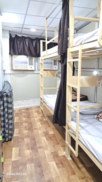 Postel nebo postele na pokoji v ubytování Maa Sheetala Dormitory