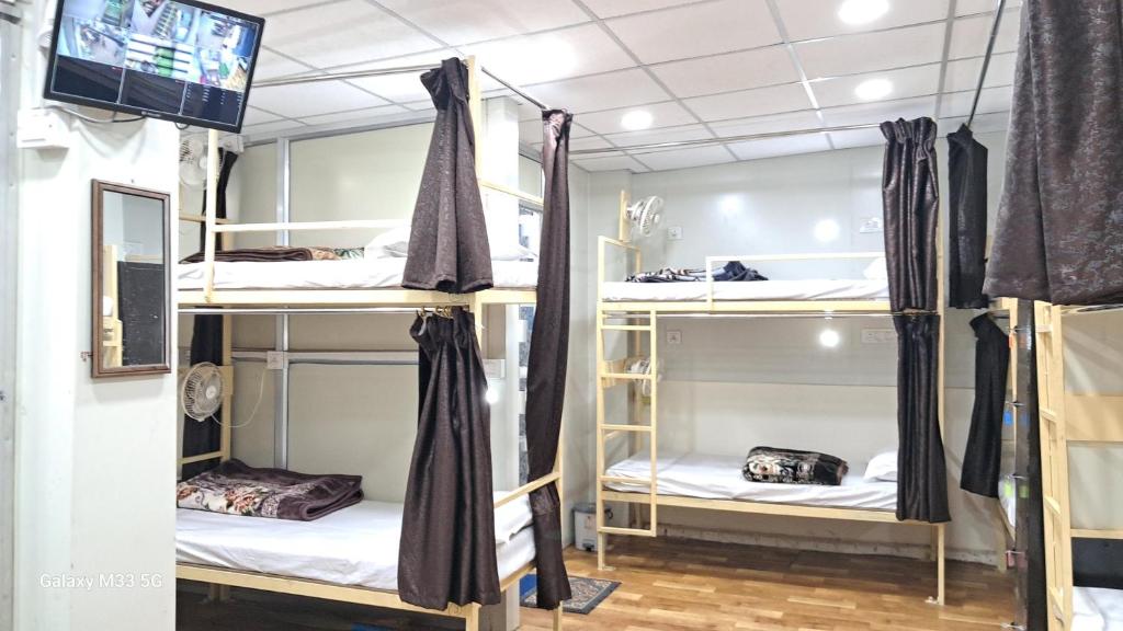 Postel nebo postele na pokoji v ubytování Maa Sheetala Dormitory