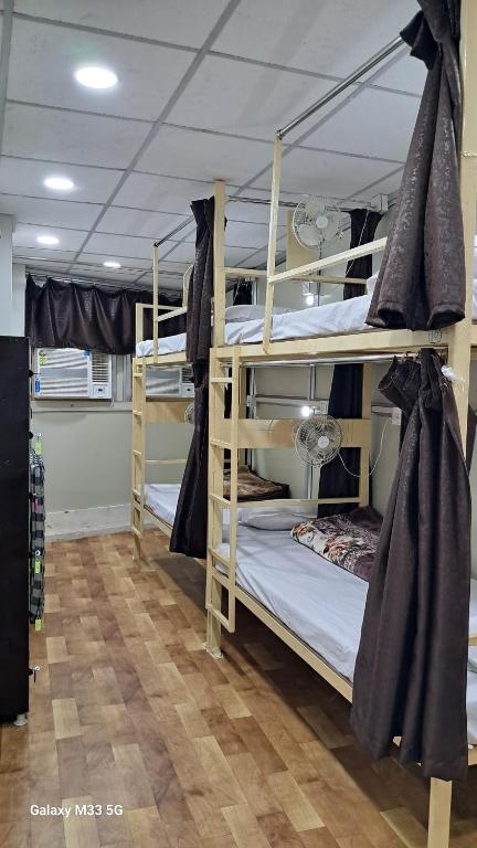 Palanda nebo palandy na pokoji v ubytování Maa Sheetala Dormitory