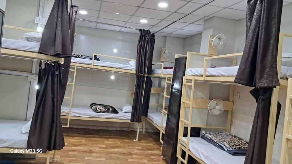 Postel nebo postele na pokoji v ubytování Maa Sheetala Dormitory