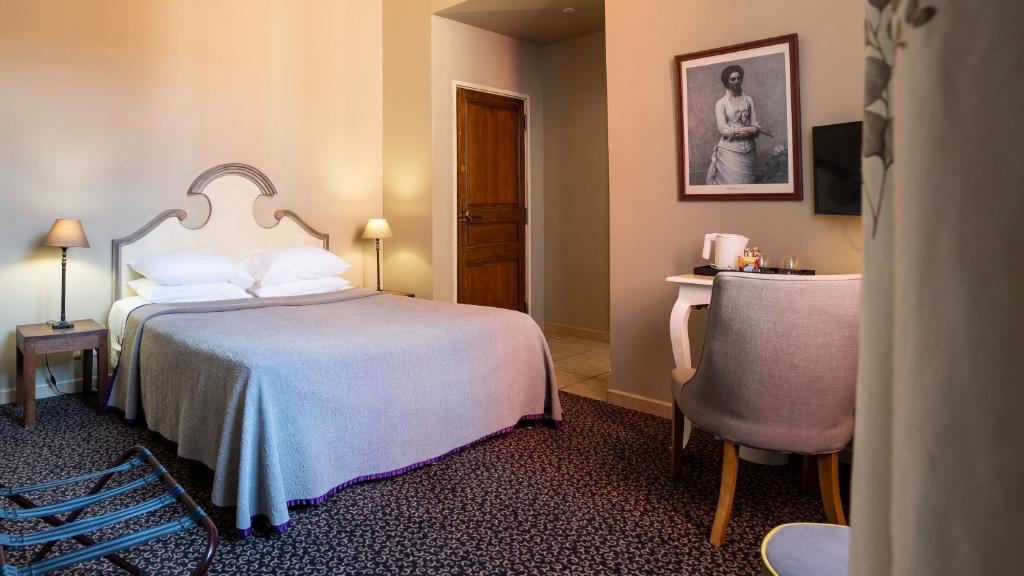 Postel nebo postele na pokoji v ubytování Hôtel Amphithéâtre