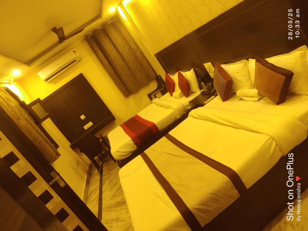 Postel nebo postele na pokoji v ubytování Family Stay New Delhi by Sona Hight