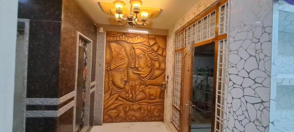 ハイデラバードにある2BHK AC Hitech City-Enjoy like your home Affordable Comfortableの木の扉のある廊下