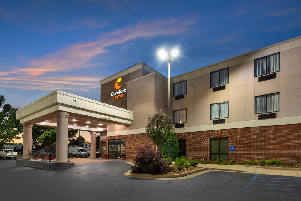 a hotel with a parking lot in front of it at Comfort Suites Oxford I-20 exit 188 in Oxford