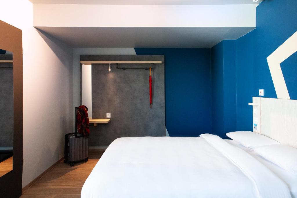 ibis budget Hotel Berlin Airport - Large Standard Queen Room