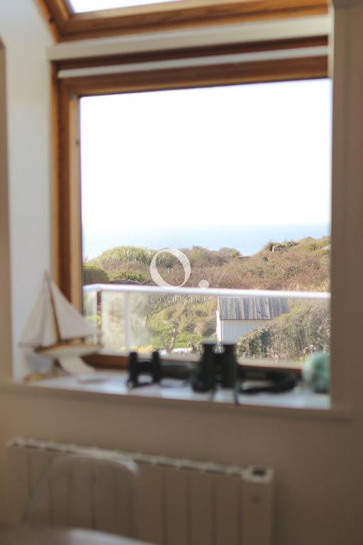 - une fenêtre dans une chambre avec vue sur l'océan dans l'établissement COC - Villa Le Grand Terrain - Vue Mer, à Wissant