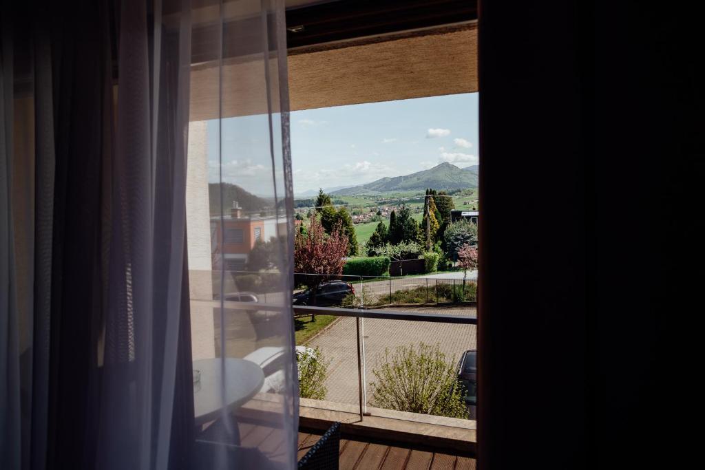 Nespecifikovaný výhled na hory nebo výhled na hory při pohledu z hotelu