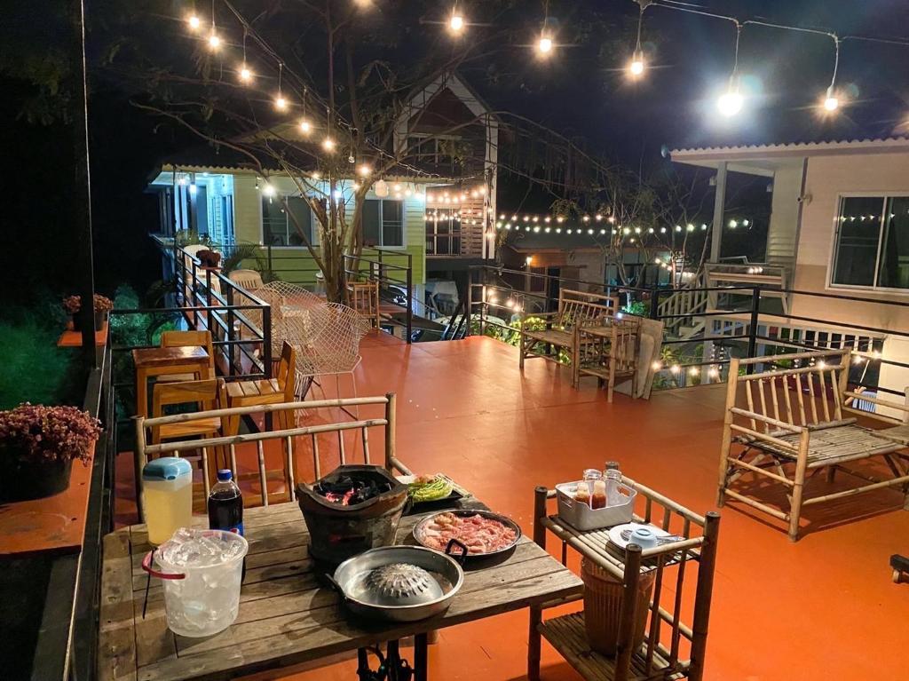 un tavolo con cibo sopra un patio di notte di Baan I-A-run Resort a Pak Chong