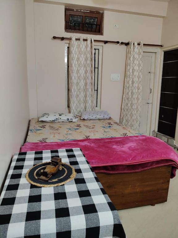 Postel nebo postele na pokoji v ubytování Tales of Guwahati Independent 1BHK -iii