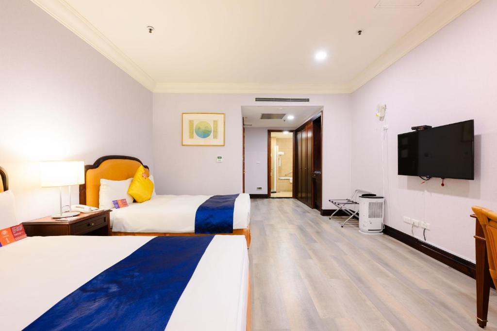 TV a/nebo společenská místnost v ubytování Wei-Yat Grand Hotel