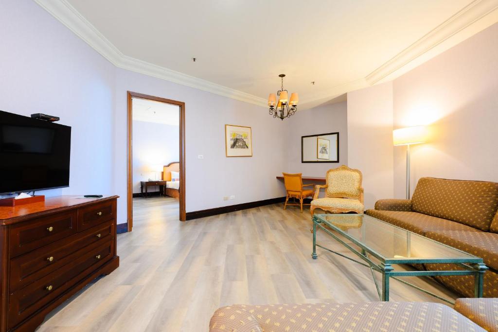 TV a/nebo společenská místnost v ubytování Wei-Yat Grand Hotel