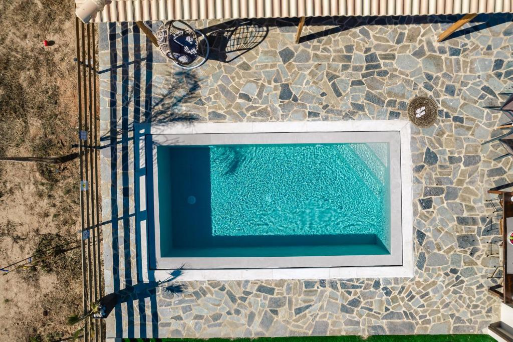Bazén v ubytování RELAXING POOL HOUSE IN LAGONISI 1 nebo v jeho okolí