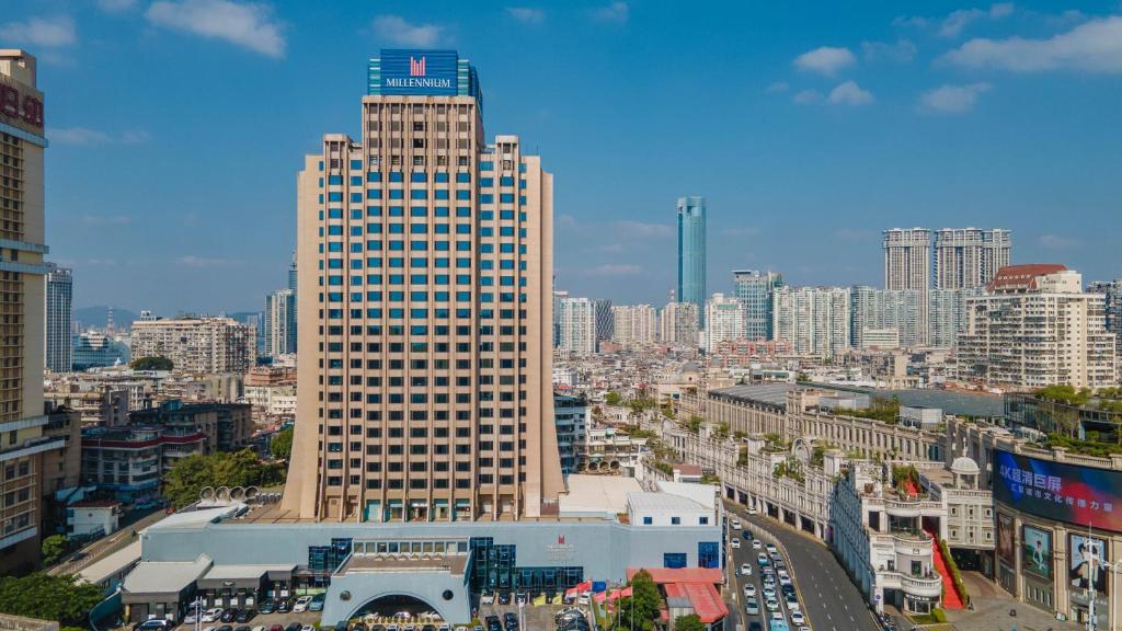 vistas a una ciudad con un edificio alto en Millennium Harbourview Hotel Xiamen-Near Metro Station &amp; Zhongshan Road, en Xiamen