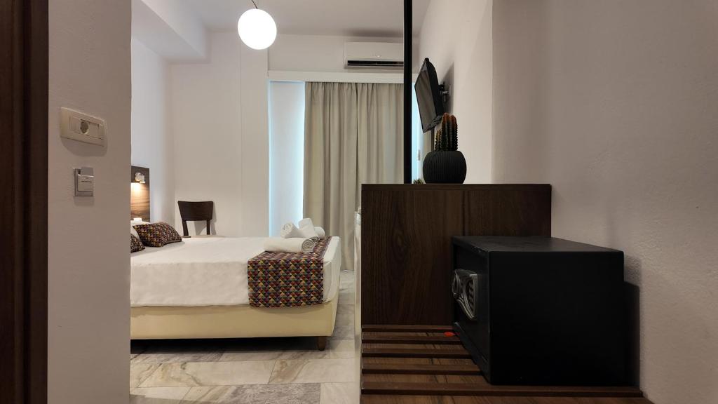 Een bed of bedden in een kamer bij Hotel Santorini